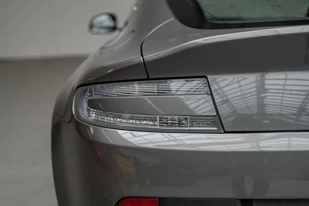 Aston Martin V12 Vantage *Manual / Aston Martin Service* 09/2009-photo-32