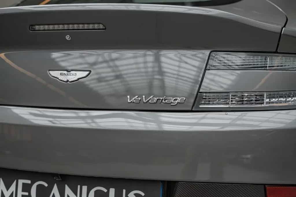 Aston Martin V12 Vantage *Manual / Aston Martin Service* 09/2009-photo-35