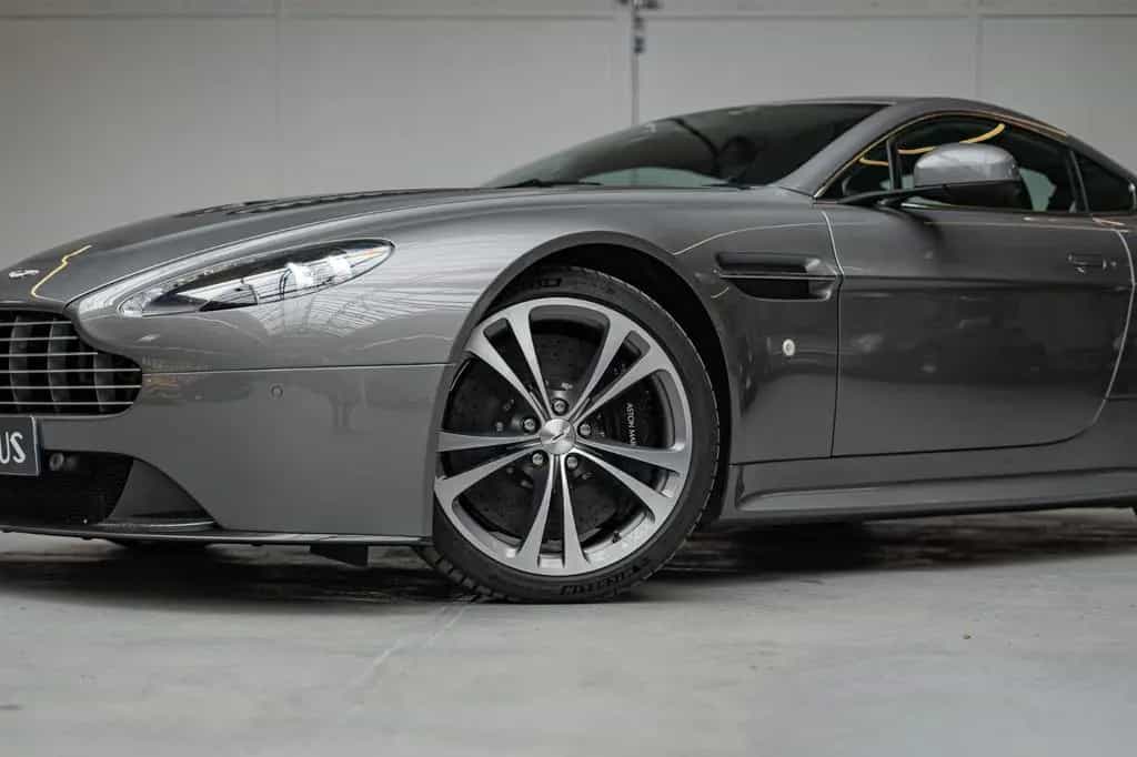 Aston Martin V12 Vantage *Manual / Aston Martin Service* 09/2009-photo-38