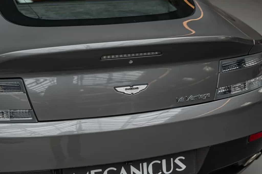 Aston Martin V12 Vantage *Manual / Aston Martin Service* 09/2009-photo-39