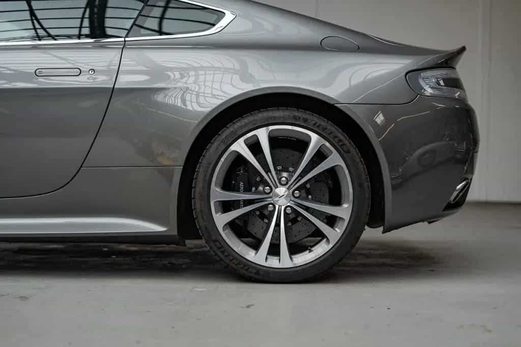 Aston Martin V12 Vantage *Manual / Aston Martin Service* 09/2009-photo-47
