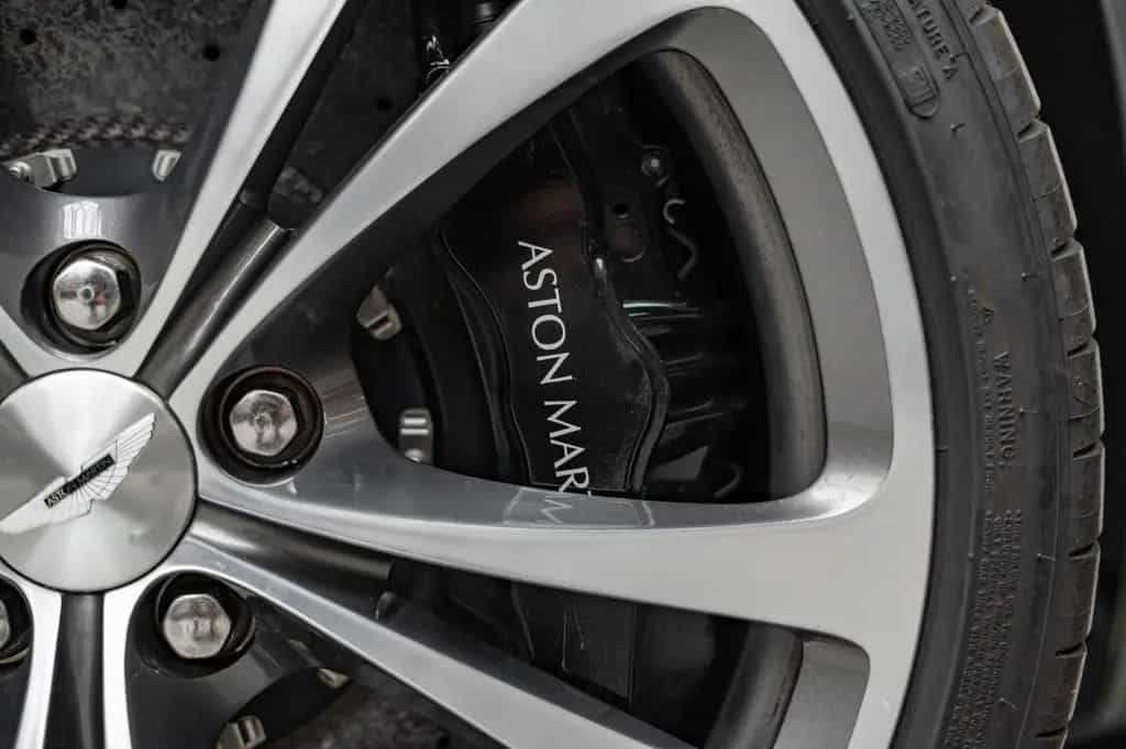 Aston Martin V12 Vantage *Manual / Aston Martin Service* 09/2009-photo-48