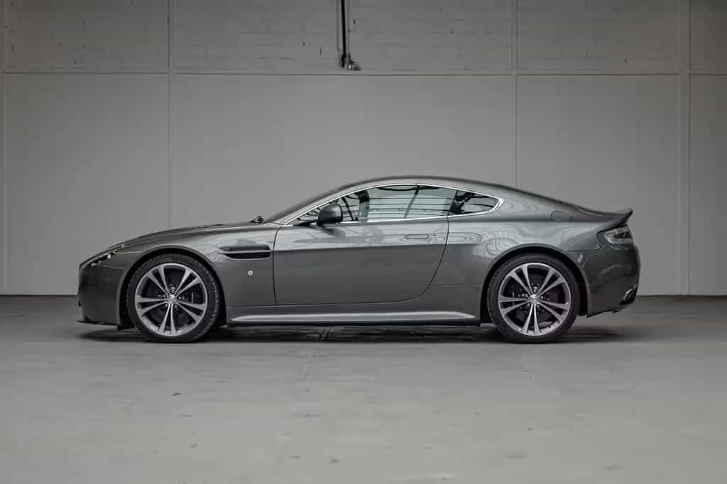 Aston Martin V12 Vantage *Manual / Aston Martin Service* 09/2009-photo-5