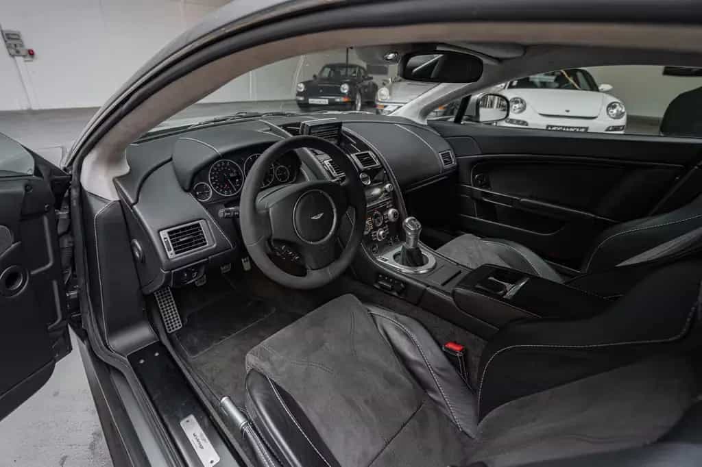 Aston Martin V12 Vantage *Manual / Aston Martin Service* 09/2009-photo-7