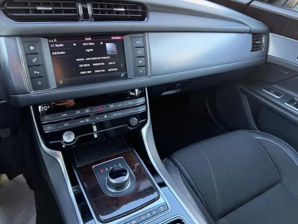 Jaguar XF 30d 300PS R-Sport Automatik Matric Head ACC 03/2017-photo-19