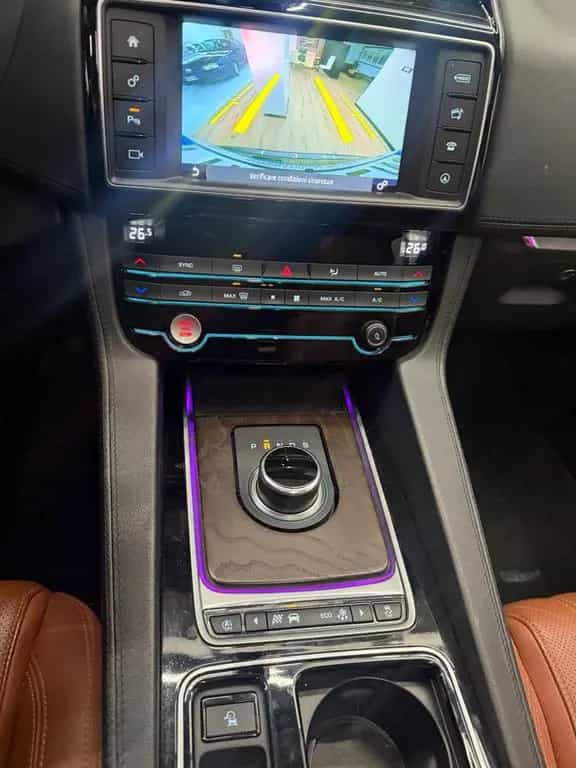 Jaguar F-Pace 2.0 D 240 CV AWD aut. Prestige 07/2018-photo-4