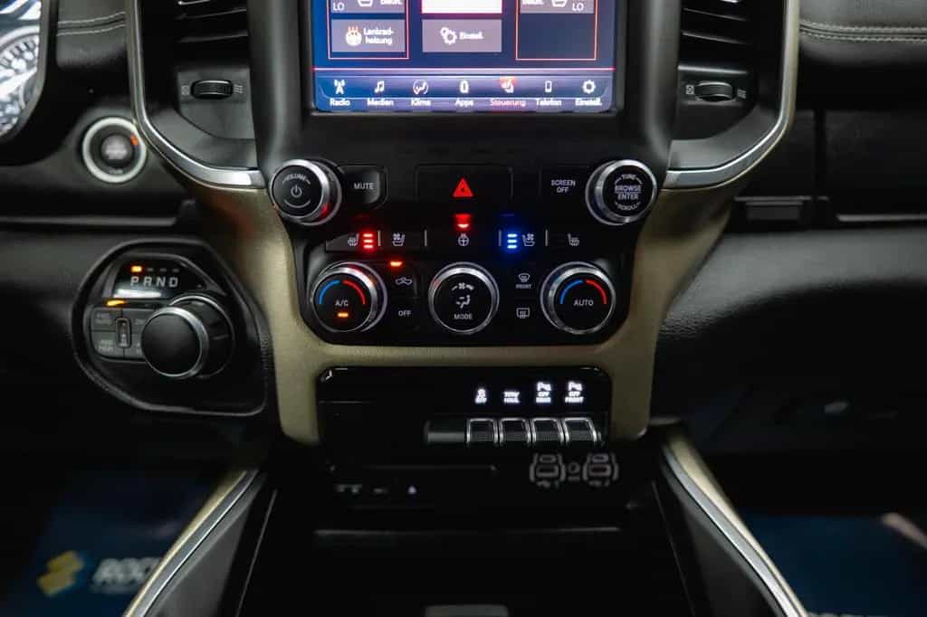 Dodge RAM 5.7 V8 HEMI 4x4 NIGHT-Edition LARAMIE *LED* 07/2019-photo-29