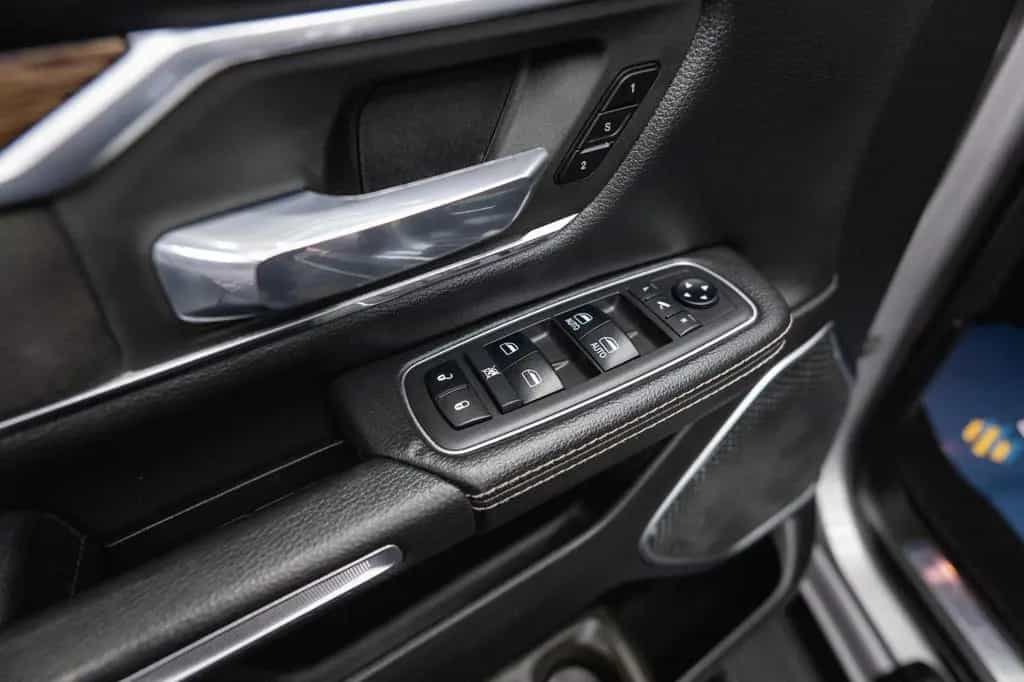 Dodge RAM 5.7 V8 HEMI 4x4 NIGHT-Edition LARAMIE *LED* 07/2019-photo-38