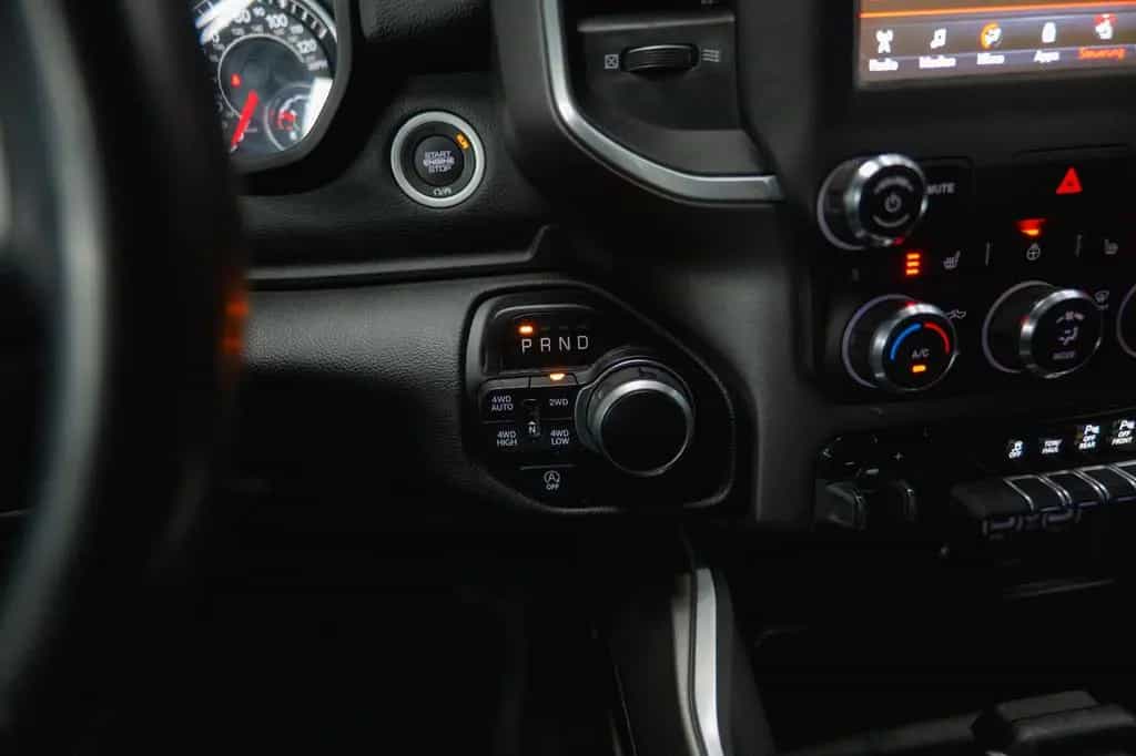 Dodge RAM 5.7 V8 HEMI 4x4 OFFROAD NIGHT-Edition LED 07/2021-photo-27