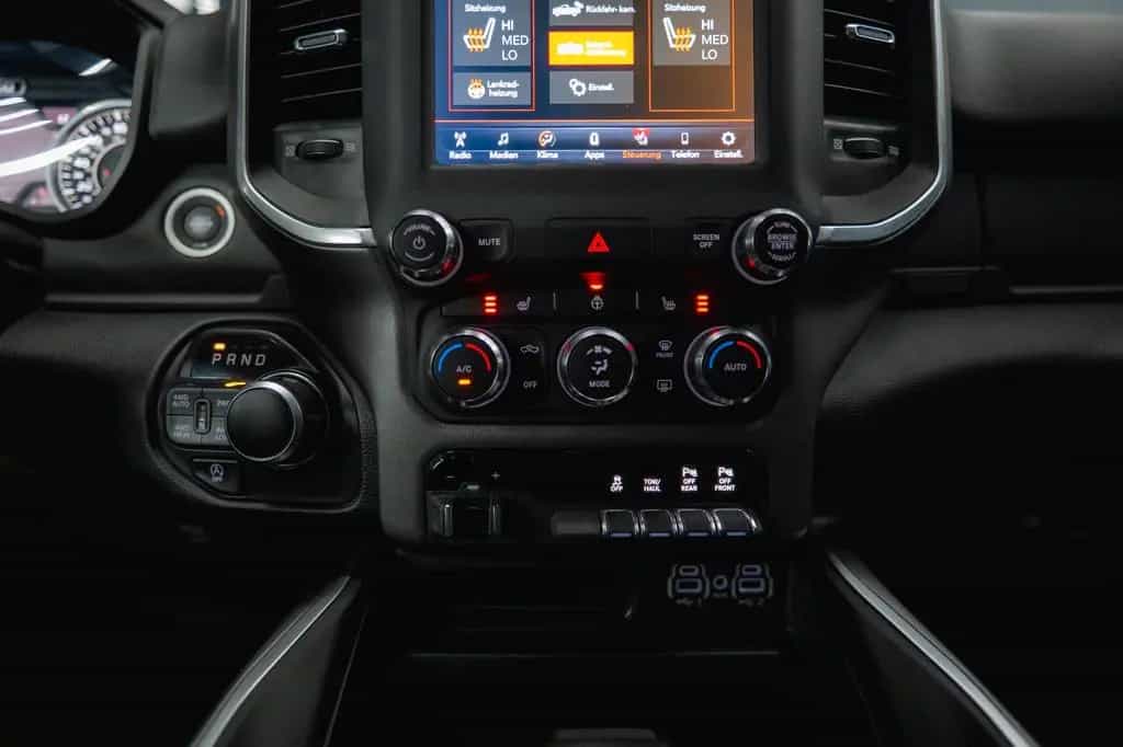 Dodge RAM 5.7 V8 HEMI 4x4 OFFROAD NIGHT-Edition LED 07/2021-photo-28