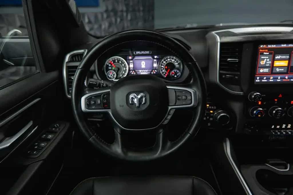 Dodge RAM 5.7 V8 HEMI 4x4 OFFROAD NIGHT-Edition LED 07/2021-photo-32