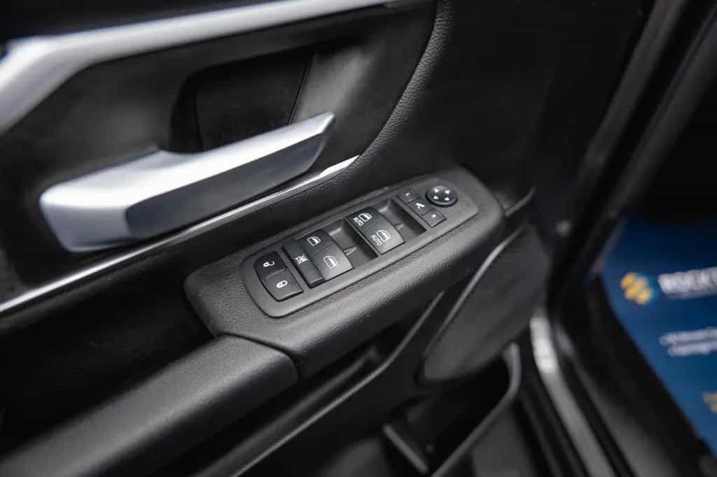 Dodge RAM 5.7 V8 HEMI 4x4 OFFROAD NIGHT-Edition LED 07/2021-photo-35