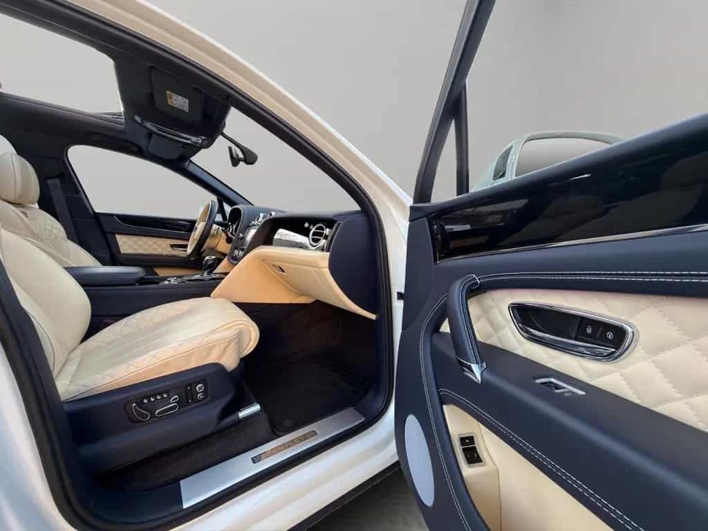 Bentley Bentayga W12 Panorama 12/2017-photo-12