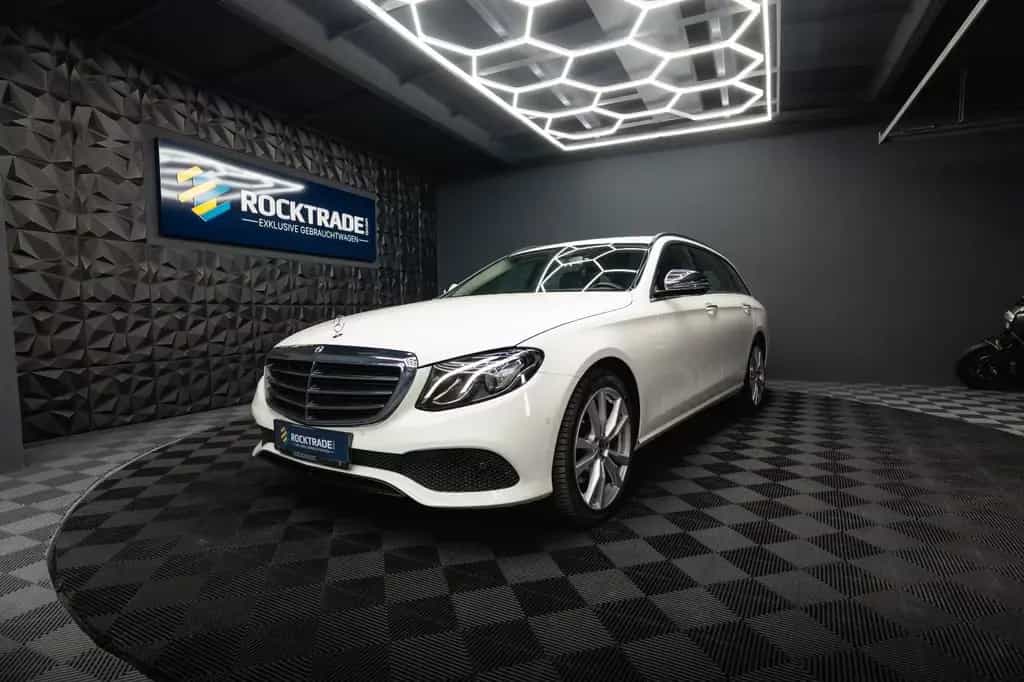 Mercedes-Benz E-Class 220d 4Matic Business *LED*Kamera*Scheckheft* 10/2017-photo-0