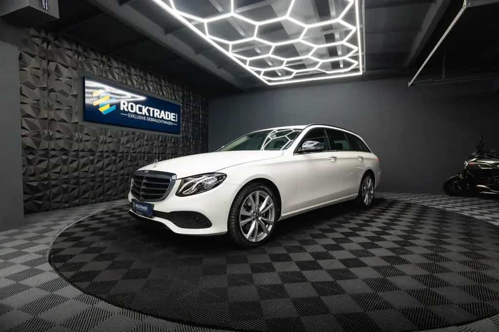 Mercedes-Benz E-Class 220d 4Matic Business *LED*Kamera*Scheckheft* 10/2017-photo-1