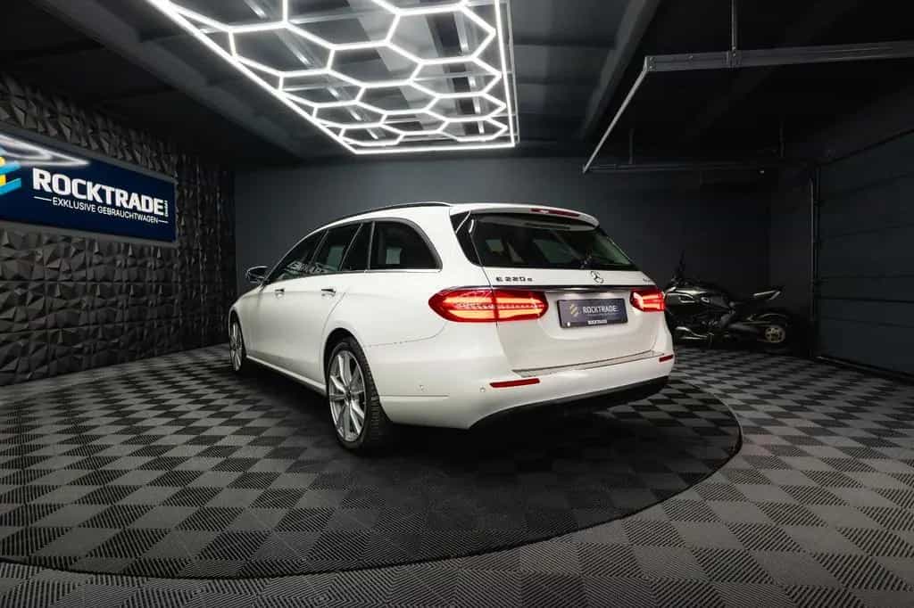 Mercedes-Benz E-Class 220d 4Matic Business *LED*Kamera*Scheckheft* 10/2017-photo-18
