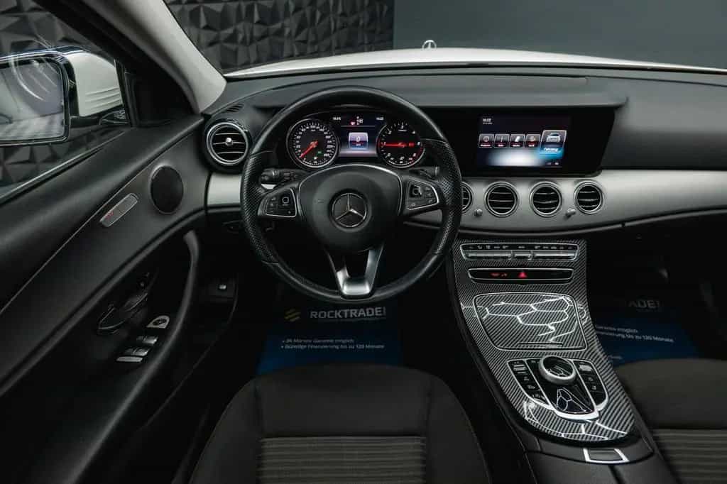 Mercedes-Benz E-Class 220d 4Matic Business *LED*Kamera*Scheckheft* 10/2017-photo-23