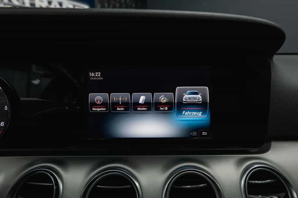Mercedes-Benz E-Class 220d 4Matic Business *LED*Kamera*Scheckheft* 10/2017-photo-25