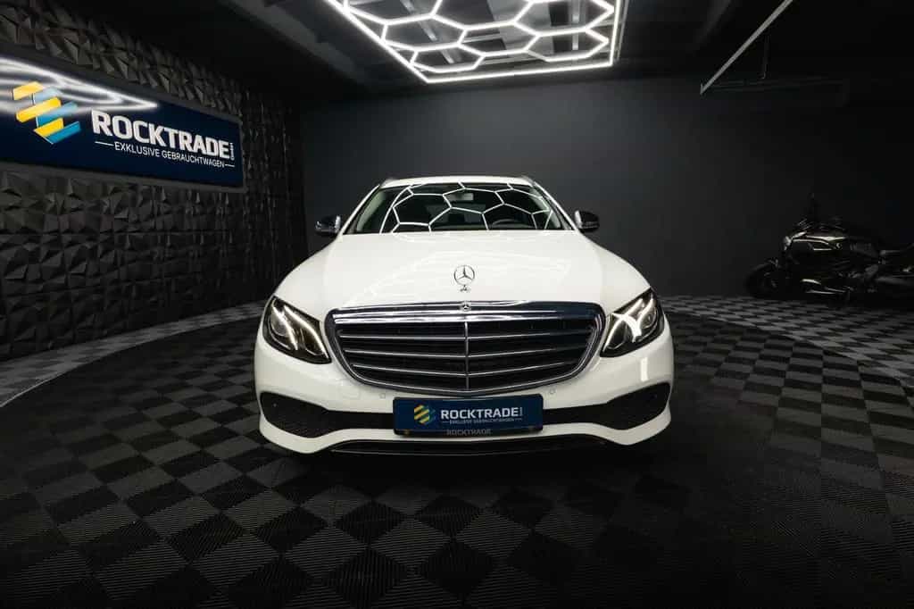 Mercedes-Benz E-Class 220d 4Matic Business *LED*Kamera*Scheckheft* 10/2017-photo-4