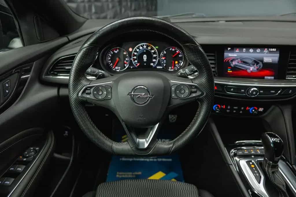 Opel Insignia B Sports Tourer GSi 4x4 *ACC*LED*HU*DAB 01/2018-photo-32