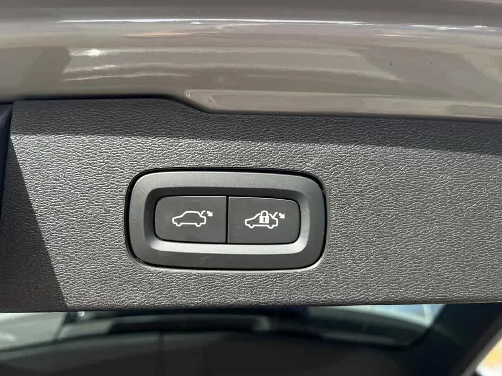 Volvo V60 Cross Country V60 B4 Cross Country AWD Plus/FSH/Keyless/LHZ 10/2023-photo-16