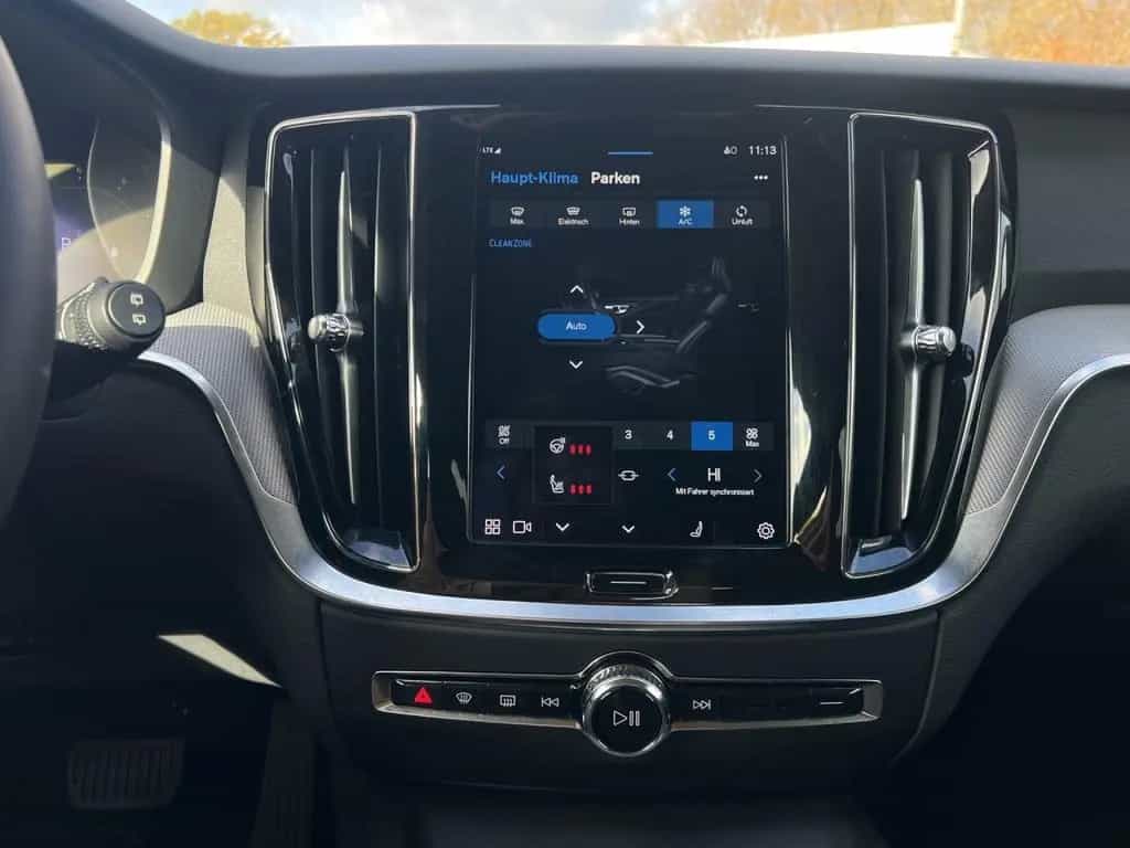 Volvo V60 Cross Country V60 B4 Cross Country AWD Plus/FSH/Keyless/LHZ 10/2023-photo-19
