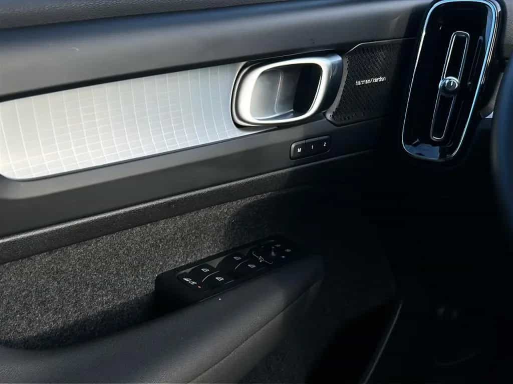Volvo XC40 B4 Plus Black Edition/Pano/360/el.Sitze/20Z 03/2025-photo-11