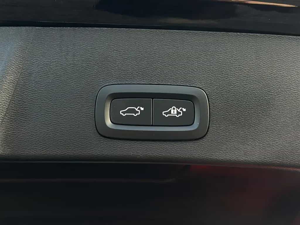 Volvo XC40 B4 Plus Black Edition/Pano/360/el.Sitze/20Z 03/2025-photo-17
