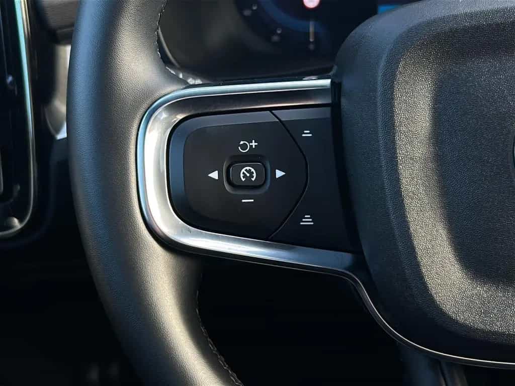 Volvo XC40 B4 Plus Black Edition/Pano/360/el.Sitze/20Z 03/2025-photo-22