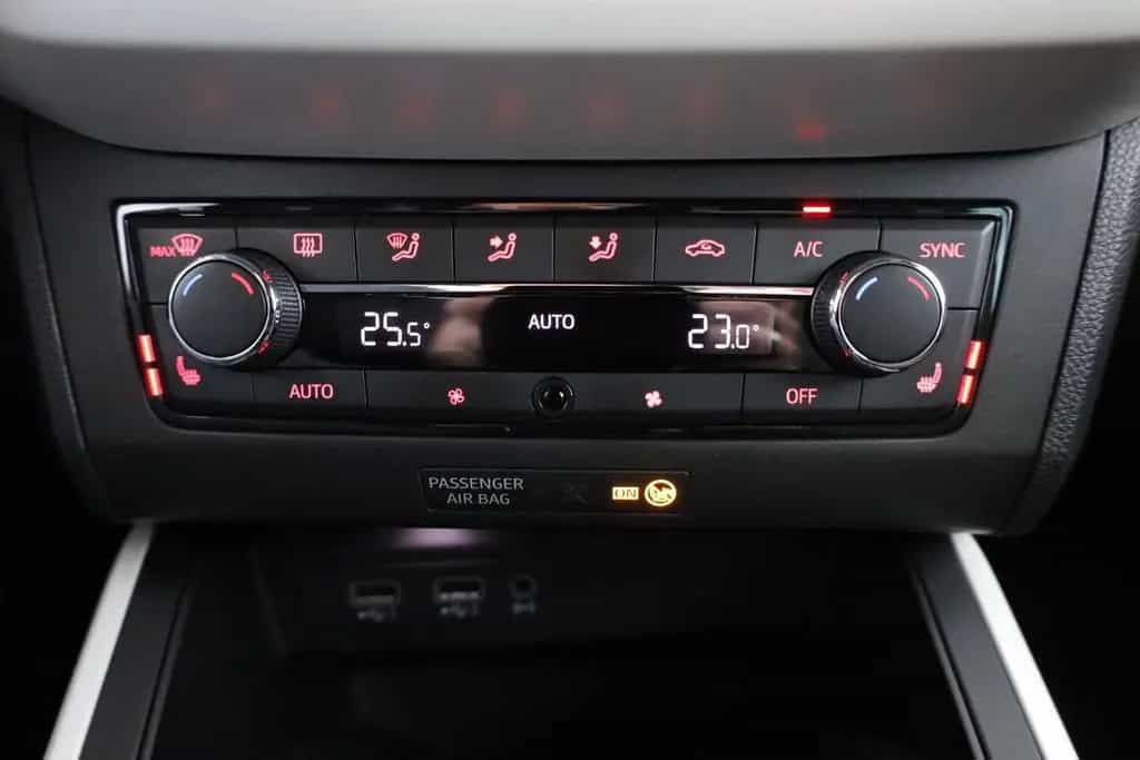 Seat Arona 1.0 TSI Xcellence LED Navi Totwinkel PDC 02/2018-photo-11