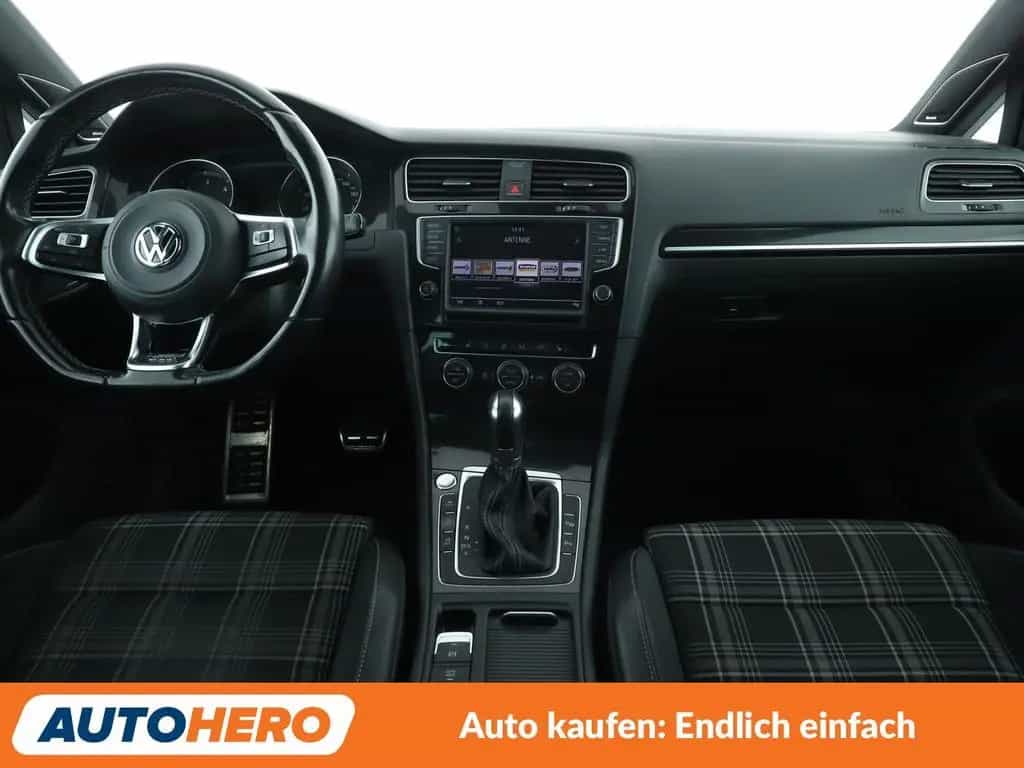 Volkswagen Golf 06/2016-photo-11
