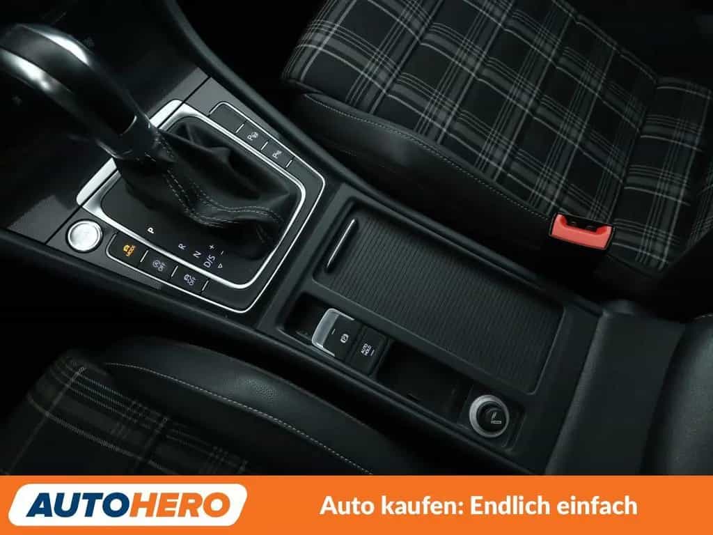 Volkswagen Golf 06/2016-photo-21