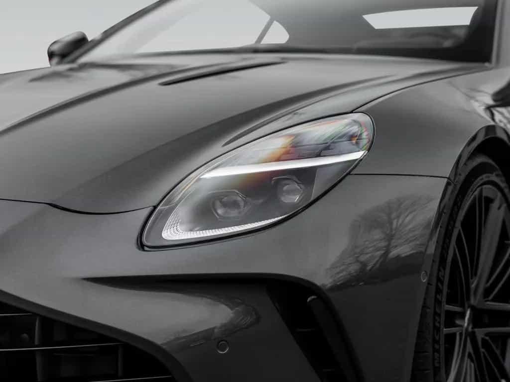 Aston Martin V8 Vantage | B&W Audio | Carbon Interior 02/2025-photo-14
