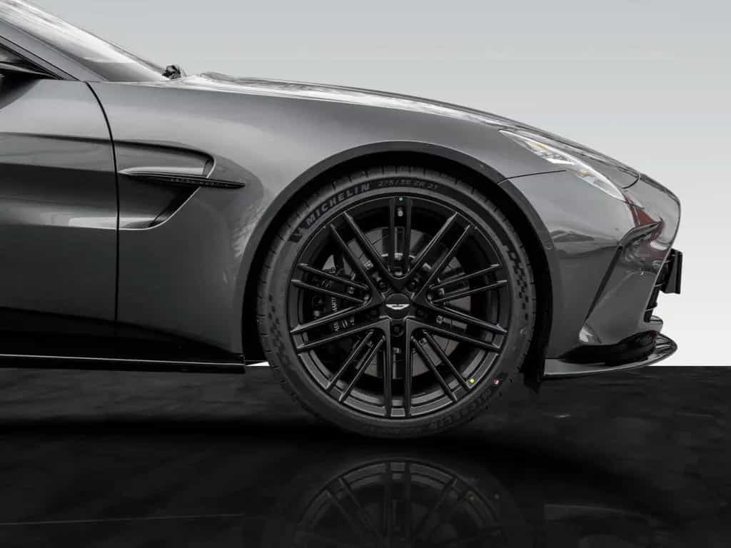 Aston Martin V8 Vantage | B&W Audio | Carbon Interior 02/2025-photo-17