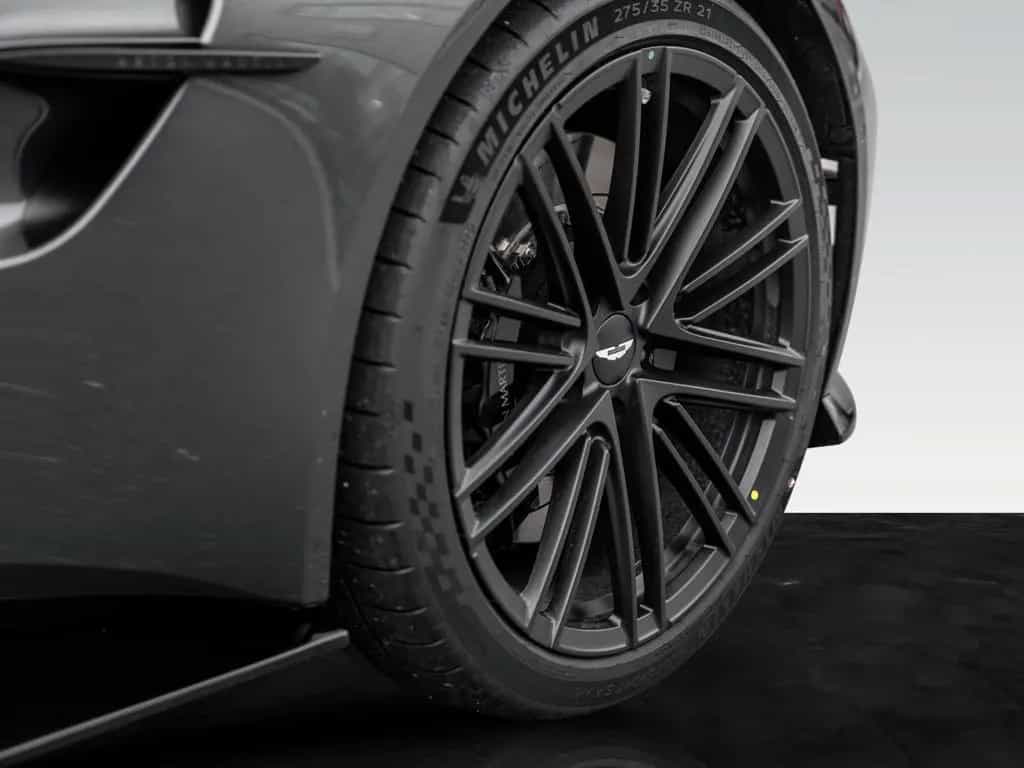 Aston Martin V8 Vantage | B&W Audio | Carbon Interior 02/2025-photo-18
