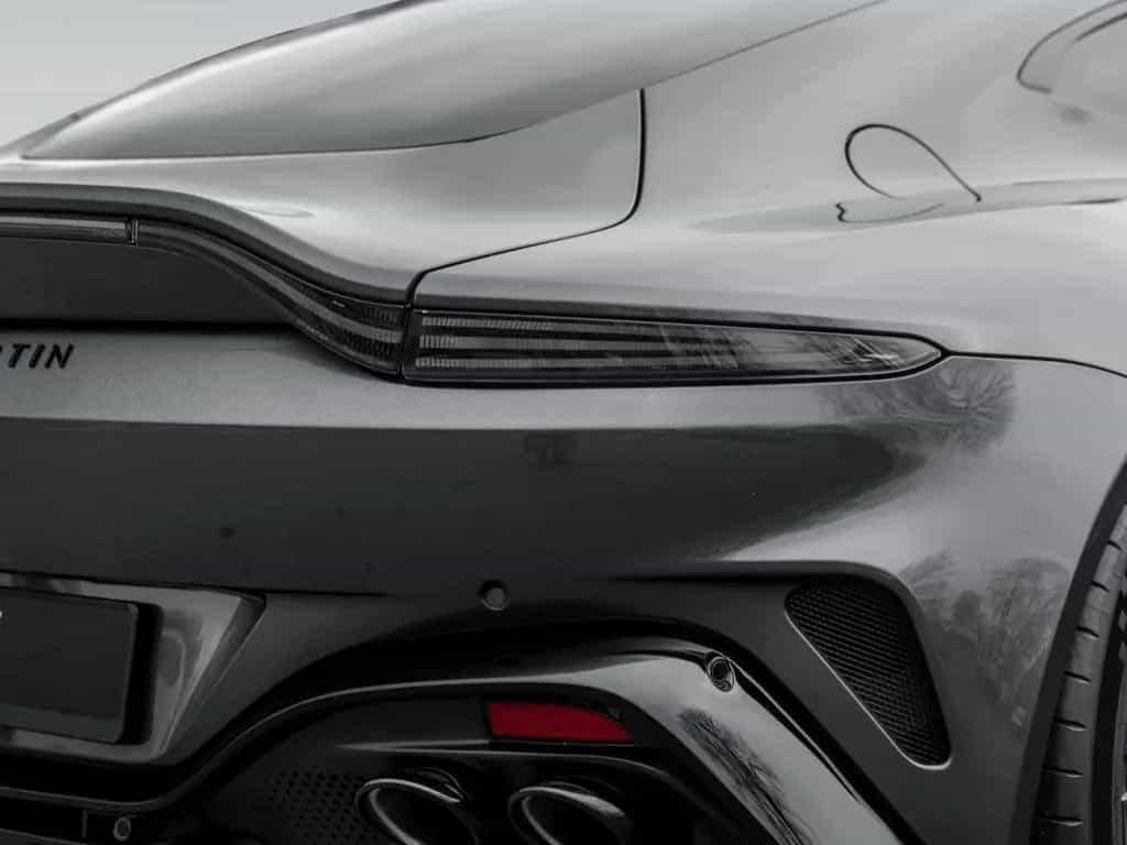 Aston Martin V8 Vantage | B&W Audio | Carbon Interior 02/2025-photo-19