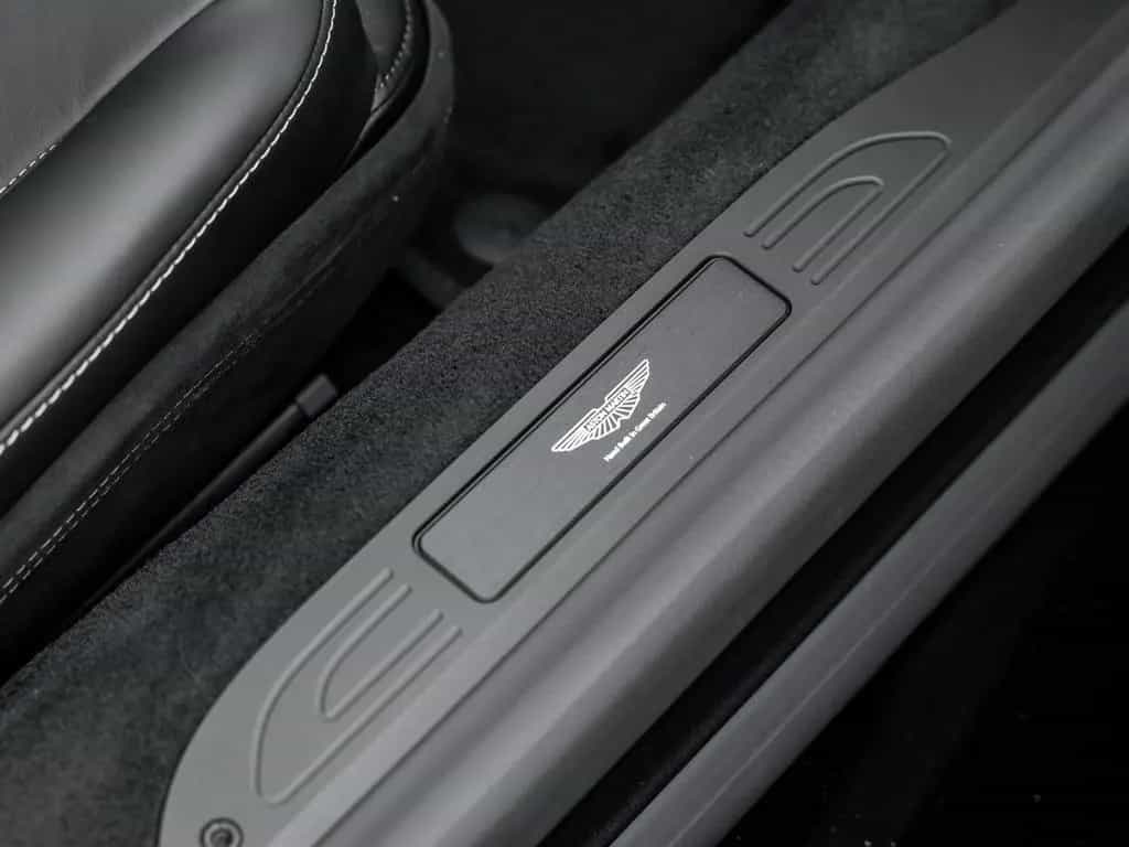 Aston Martin V8 Vantage | B&W Audio | Carbon Interior 02/2025-photo-24