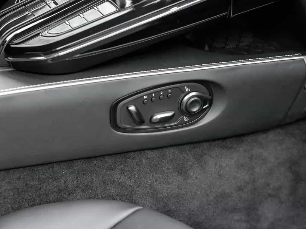 Aston Martin V8 Vantage | B&W Audio | Carbon Interior 02/2025-photo-26
