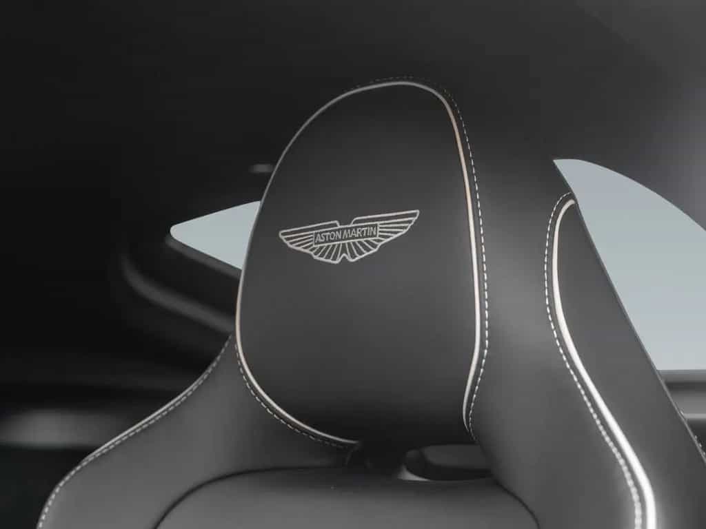 Aston Martin V8 Vantage | B&W Audio | Carbon Interior 02/2025-photo-28