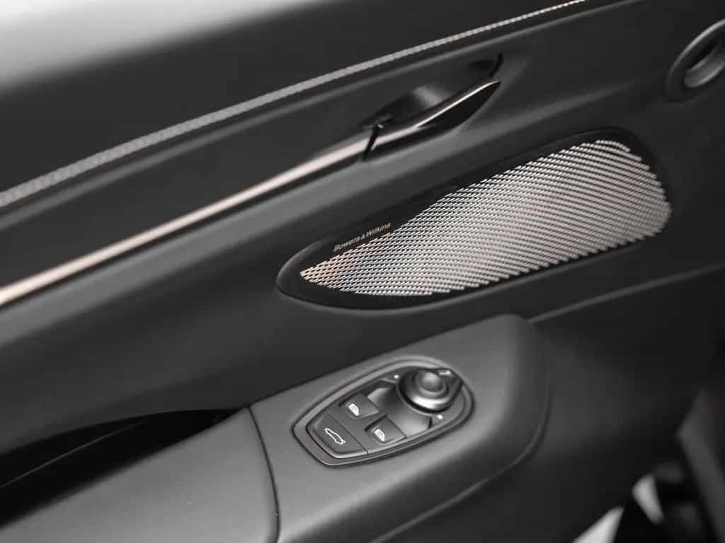 Aston Martin V8 Vantage | B&W Audio | Carbon Interior 02/2025-photo-29