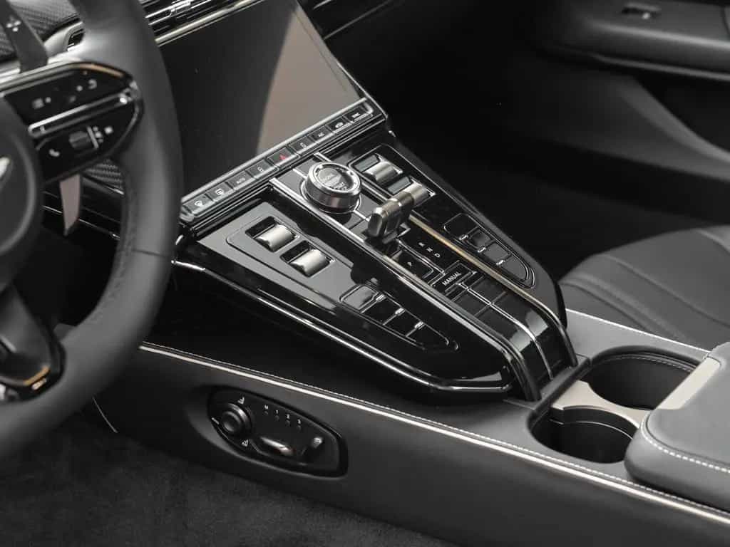 Aston Martin V8 Vantage | B&W Audio | Carbon Interior 02/2025-photo-31