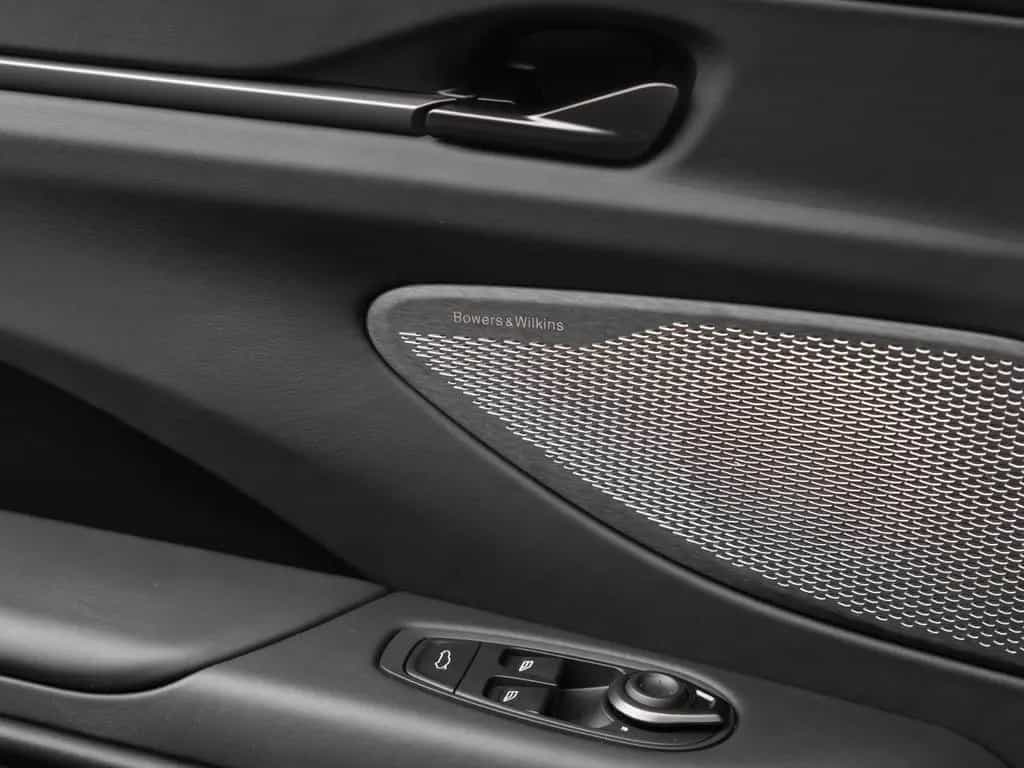 Aston Martin V8 Vantage | B&W Audio | Carbon Interior 02/2025-photo-32