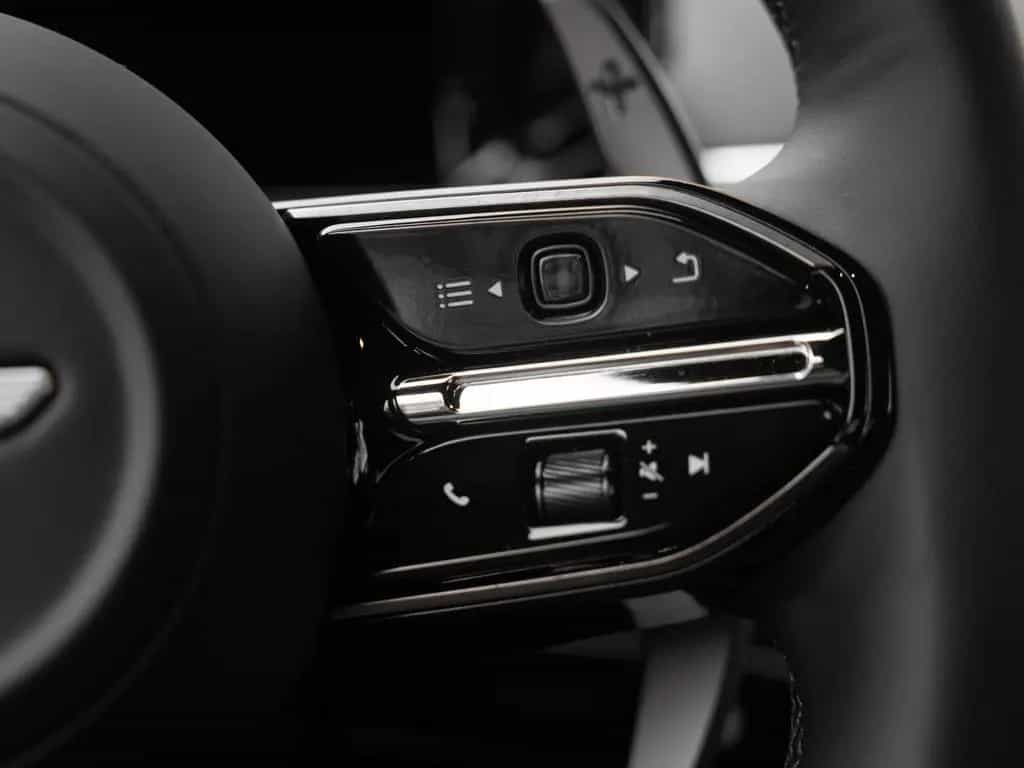 Aston Martin V8 Vantage | B&W Audio | Carbon Interior 02/2025-photo-34