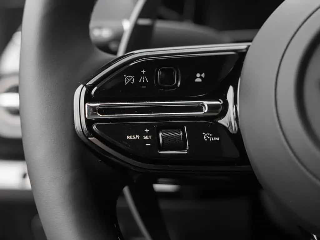 Aston Martin V8 Vantage | B&W Audio | Carbon Interior 02/2025-photo-35