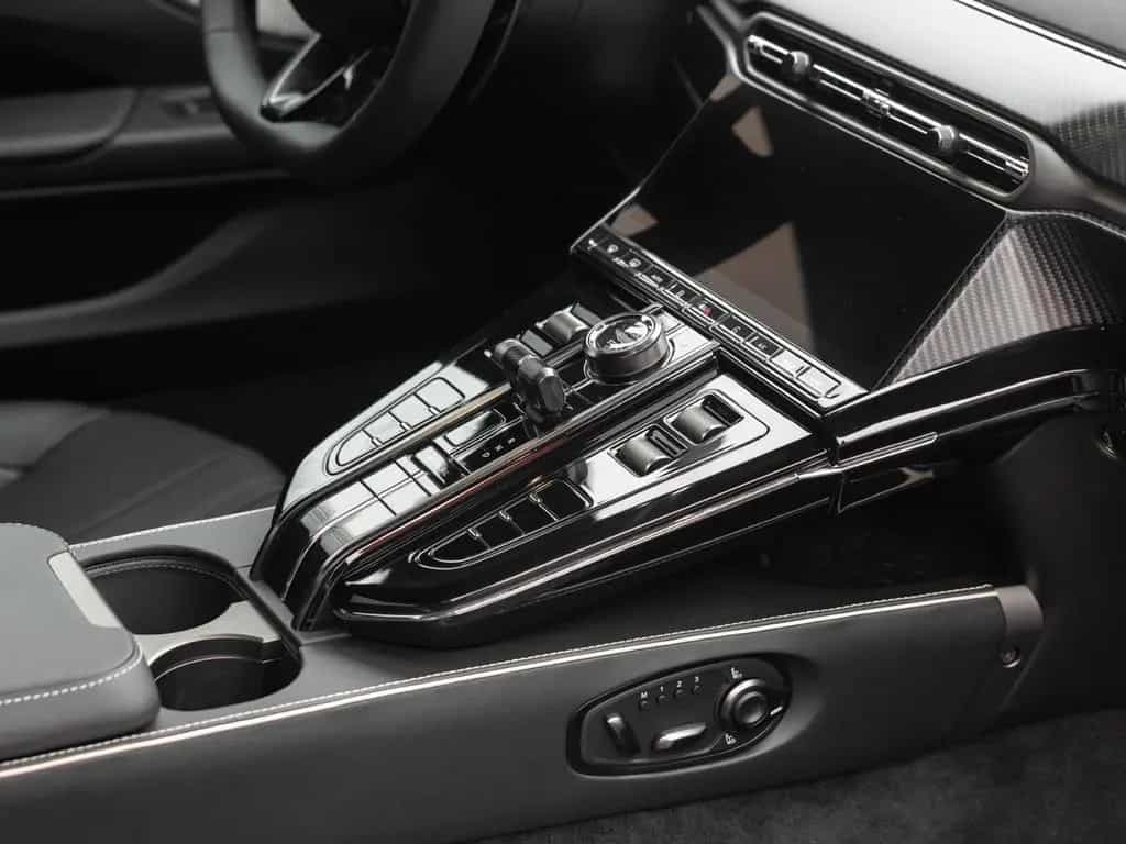 Aston Martin V8 Vantage | B&W Audio | Carbon Interior 02/2025-photo-39
