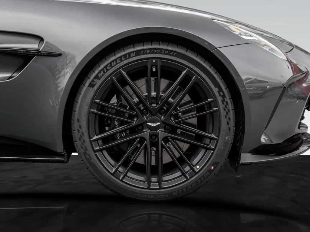 Aston Martin V8 Vantage | B&W Audio | Carbon Interior 02/2025-photo-7