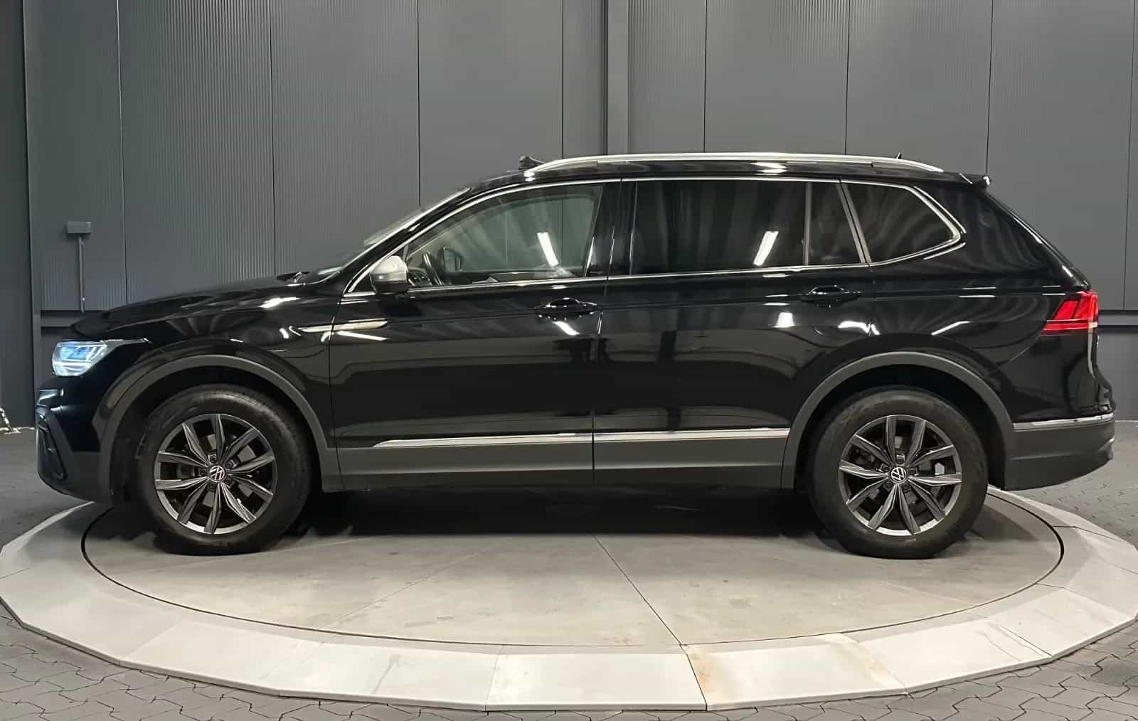 Volkswagen Tiguan Allspace 11/2023-photo-1