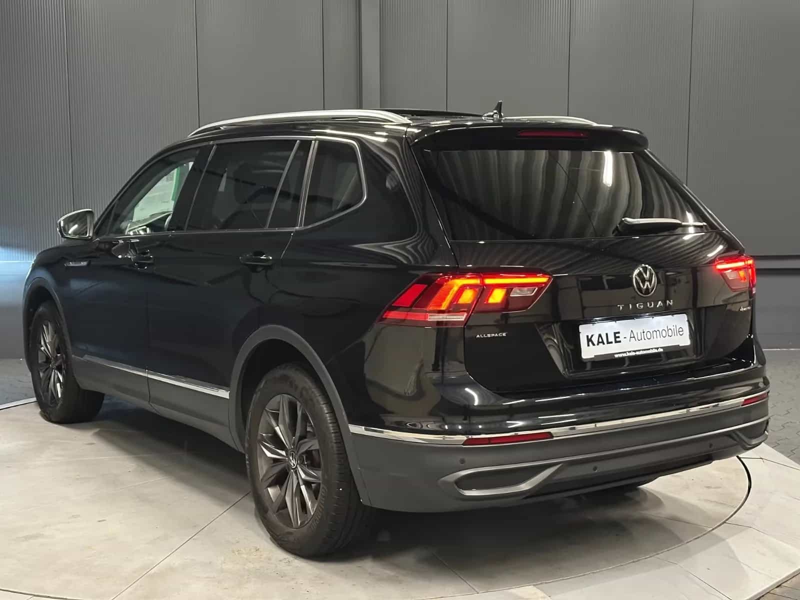 Volkswagen Tiguan Allspace 11/2023-photo-2