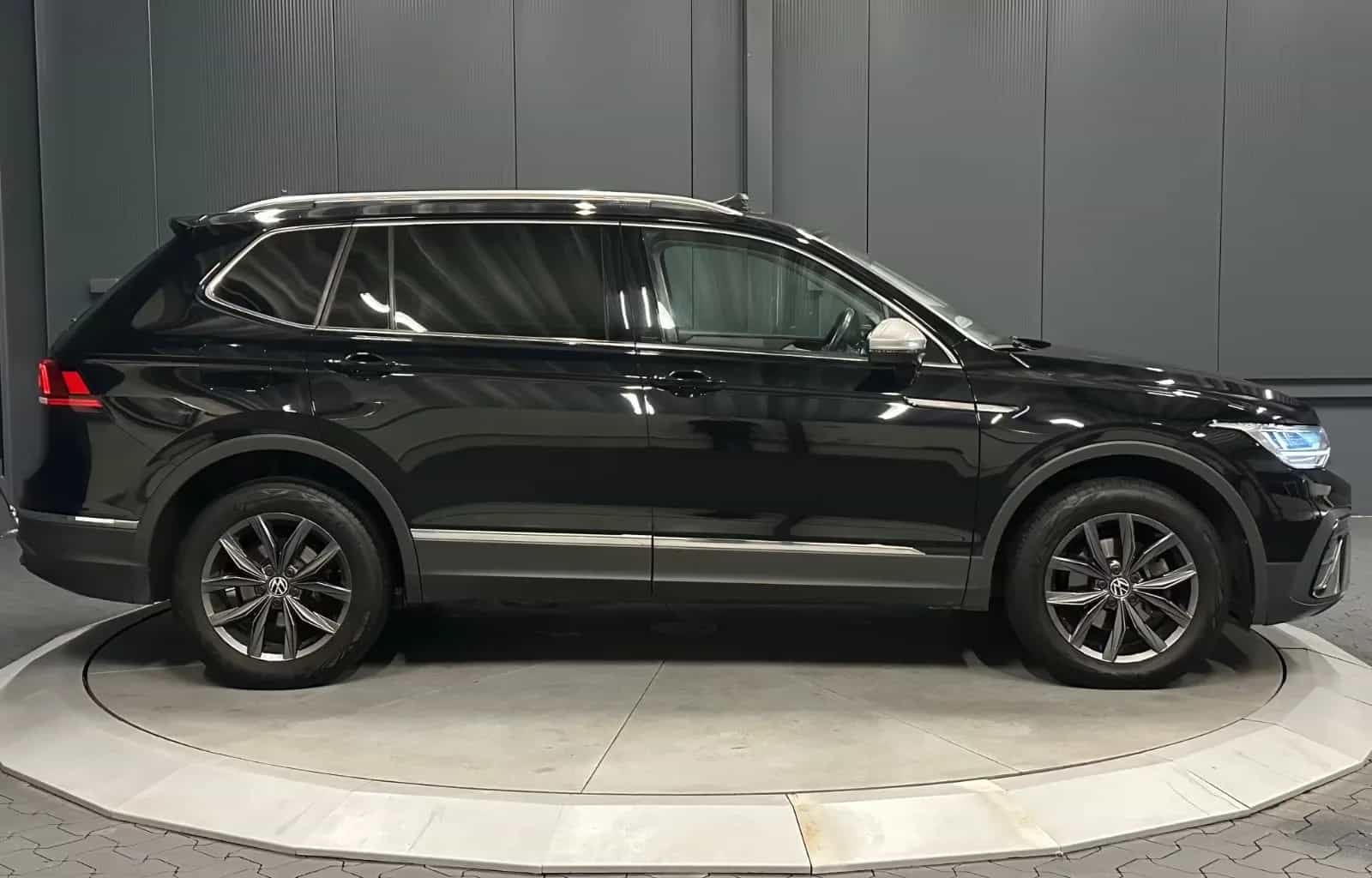 Volkswagen Tiguan Allspace 11/2023-photo-5
