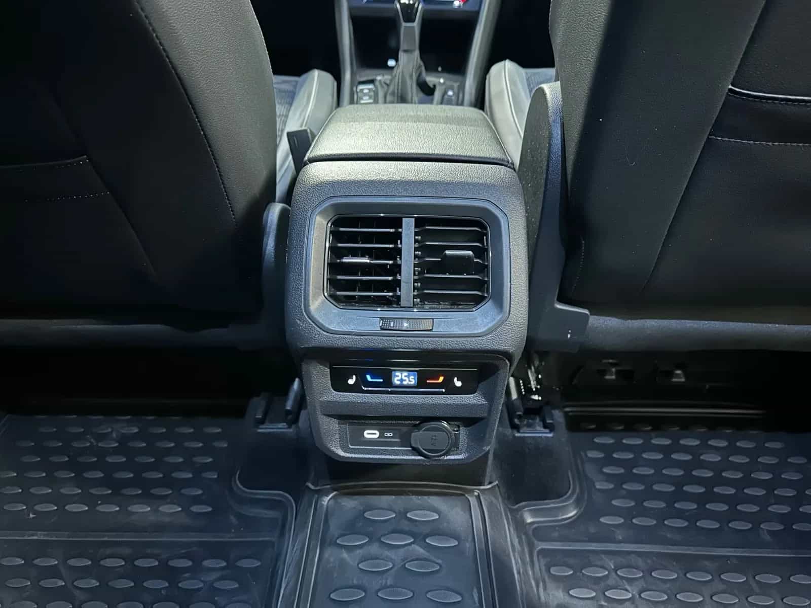 Volkswagen Tiguan Allspace 11/2022-photo-25